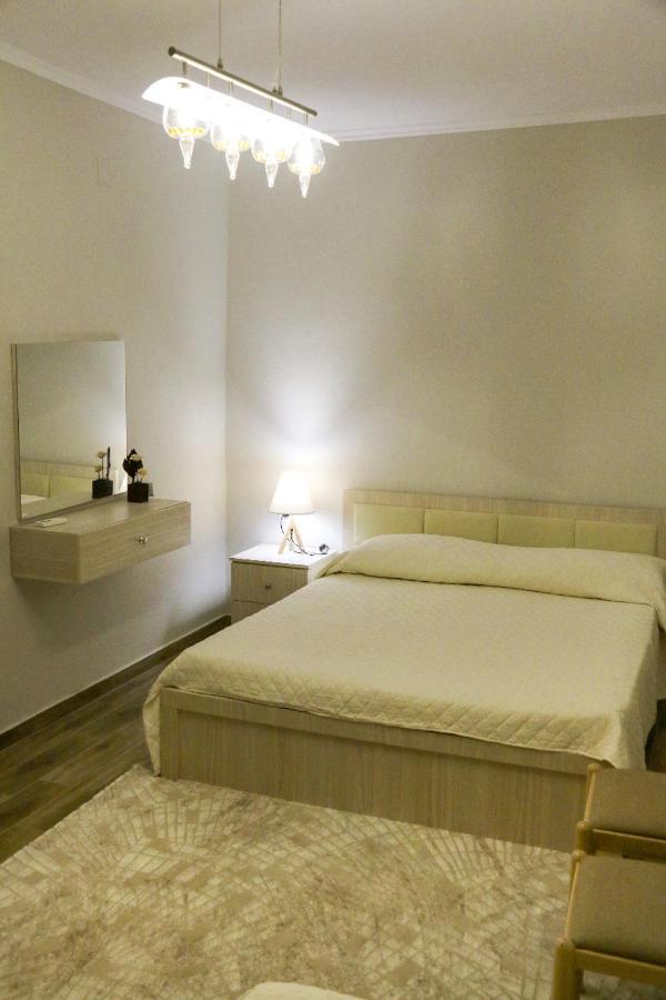 New Bazaar Arben'S Apartment Tirana Extérieur photo